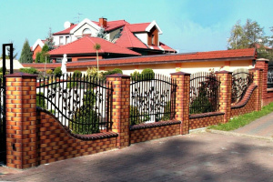 Кованый забор с рисунком с кирпичными столбами